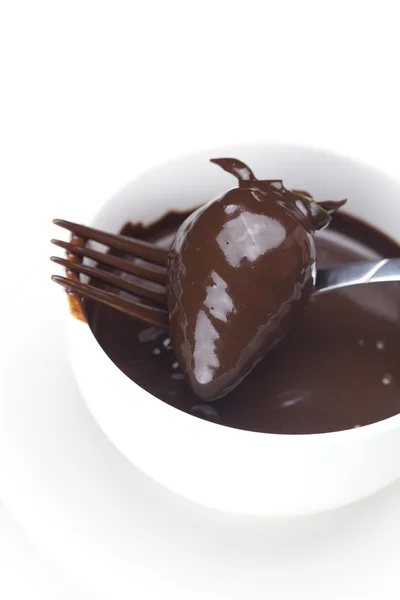Cioccolato fuso in una tazza, forchetta e fragole isolate su whi — Foto Stock
