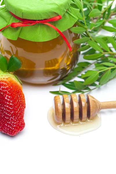 Halten Sie sich an hohey, Erdbeeren und Glas Honig isoliert auf whit — Stockfoto
