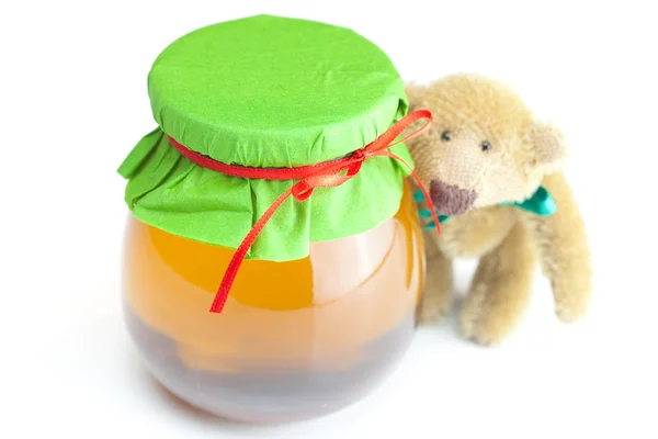 Teddybär und Honigglas isoliert auf weiß — Stockfoto