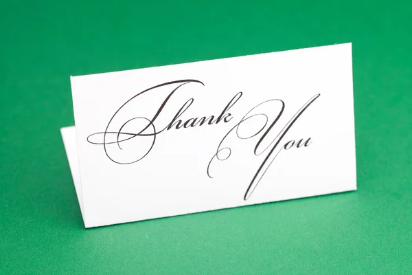 Открытка подписанная благодарностью на зеленом фоне — стоковое фото