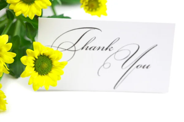 Gelbes Gänseblümchen und eine Karte mit dem unterschriebenen Dankeschön auf Weiß — Stockfoto