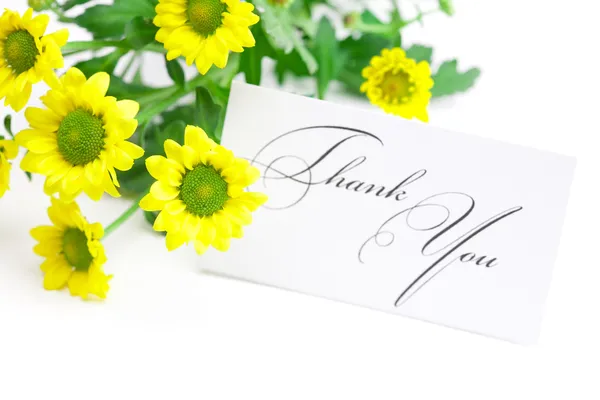 黄色雏菊和卡签署了孤立在白色的谢谢你 — 图库照片