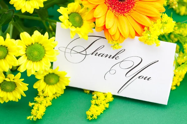 Żółty stokrotka, gerbera i karta podpisane dziękuję na zielony backgrou — Zdjęcie stockowe
