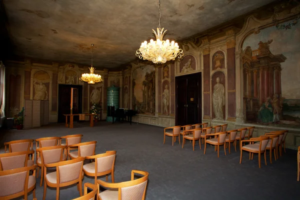 Salão cerimonial do antigo castelo europeu — Fotografia de Stock