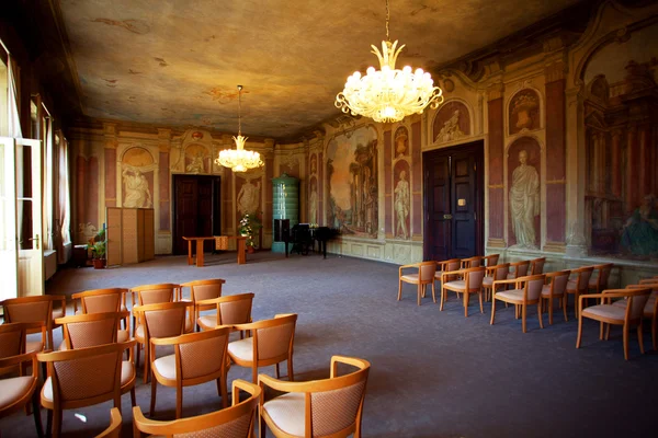 Salão cerimonial do antigo castelo europeu — Fotografia de Stock