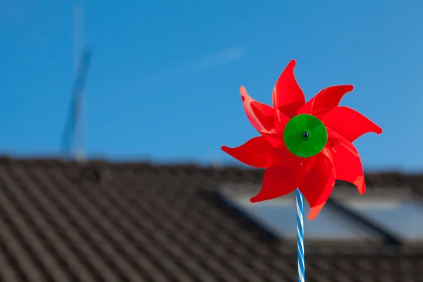 푸른 하늘에 대 한 빨간색 장난감 풍차 — 스톡 사진