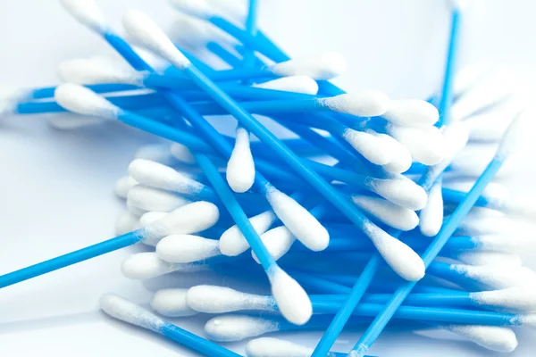 Escova de limpeza azul isolado no branco — Fotografia de Stock