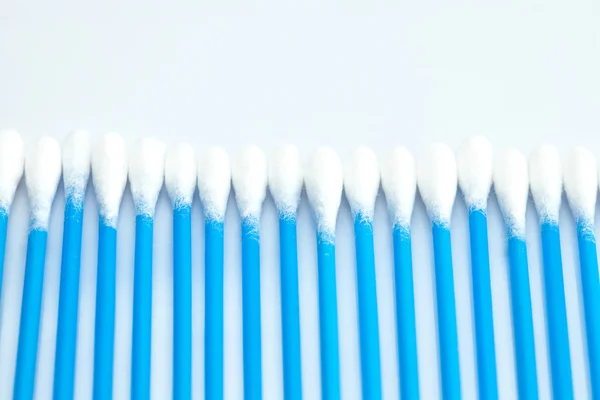 Escova de limpeza azul isolado no branco — Fotografia de Stock