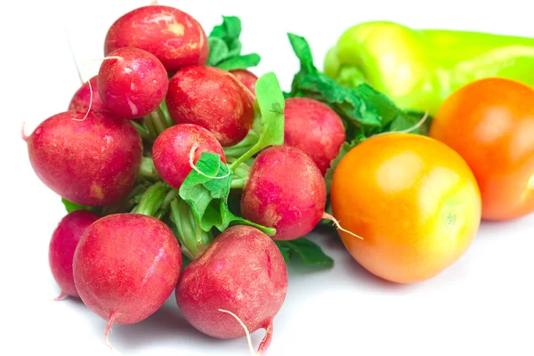 Radijs, tomaat en geïsoleerd op witte peper — Stockfoto