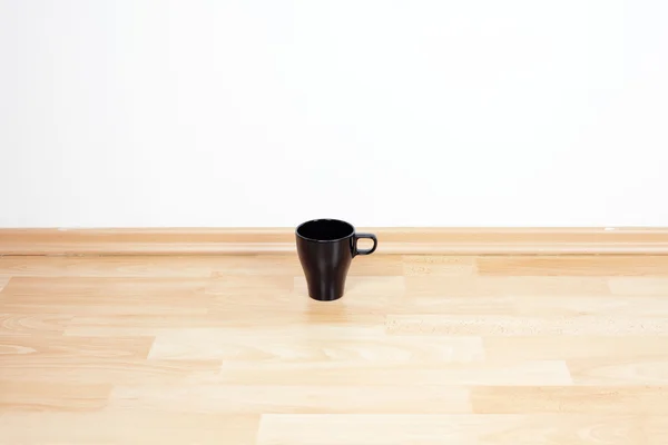 Tasse debout sur le sol dans la chambre — Photo