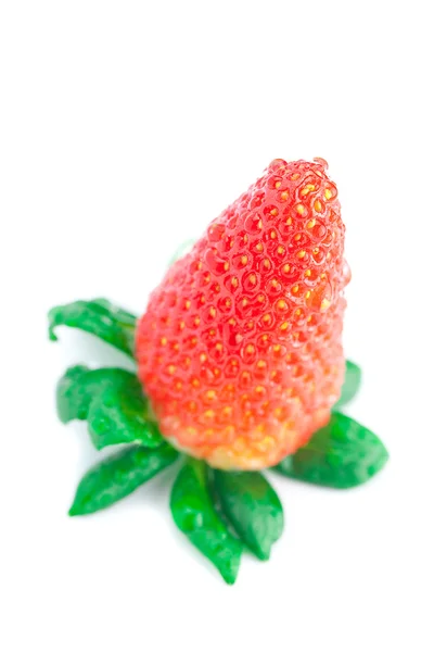 Velké šťavnaté červené zralé jahody s vodou kapky izolované na whi — Stock fotografie