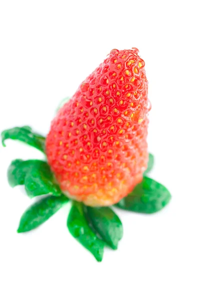 Grandes fraises mûres rouges juteuses avec des gouttes d'eau isolées sur whi — Photo