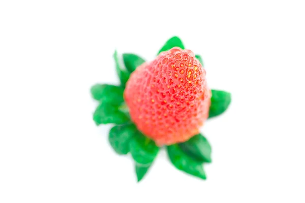 Velké šťavnaté červené zralé jahody s vodou kapky izolované na whi — Stock fotografie