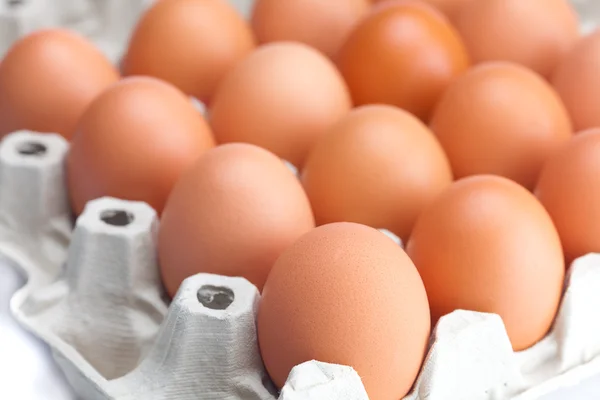 Ägg i paketet isolerad på en vit — Stockfoto