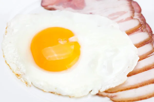 Slaninu a smažená vejce na talíři izolované na bílém — Stock fotografie