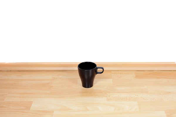 Tasse steht auf dem Boden im Zimmer — Stockfoto