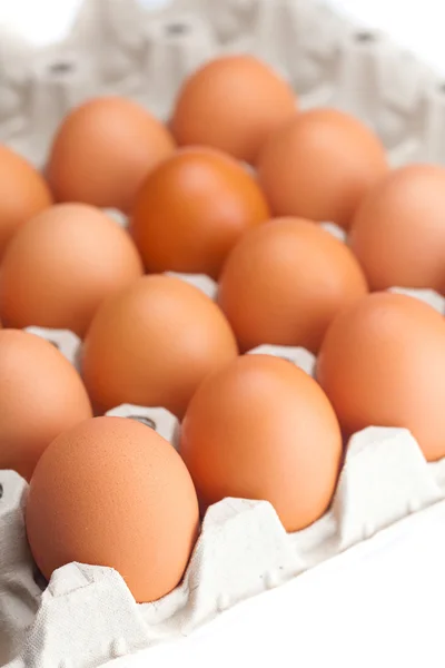 Jaja w pakiecie na białym tle — Zdjęcie stockowe