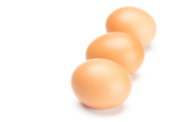 Trois gros œufs isolés sur du blanc — Photo