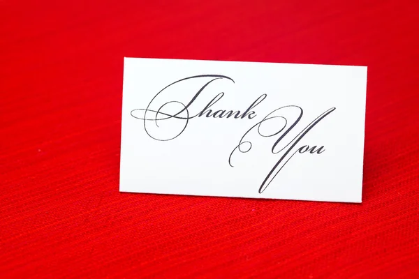 Открытка, подписанная благодарностью на красном фоне — стоковое фото
