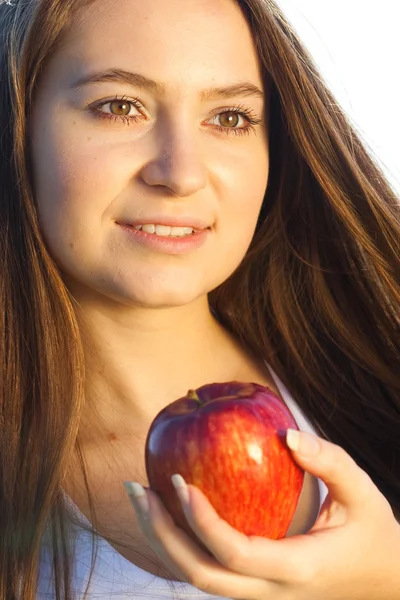 一个美丽的年轻女人，与苹果公司室外的肖像 — 图库照片