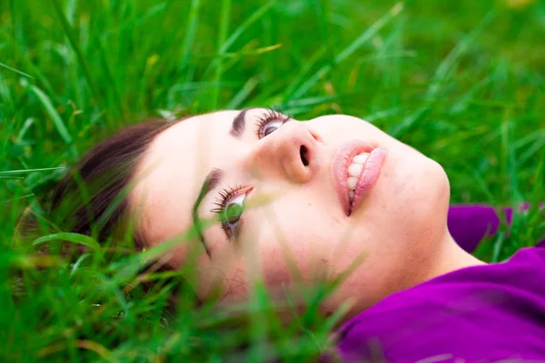 Portret van een mooie jonge vrouw buiten — Stockfoto