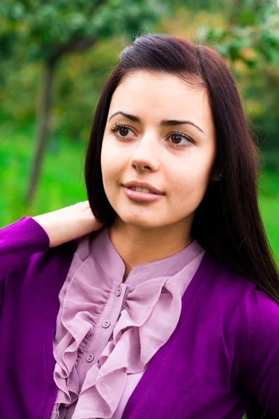 Porträtt av en vacker ung kvinna utomhus — Stockfoto