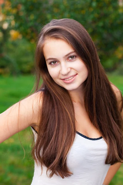 Portret van een mooie jonge vrouw buiten — Stockfoto