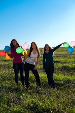 balonları alanına karşı üç genç güzel kadın