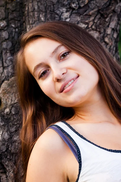 एक सुंदर युवा महिला का चित्र आउटडोर — स्टॉक फ़ोटो, इमेज