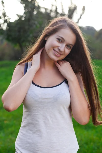 Portrait of a beautiful young woman outdoor — Stock Photo, Image