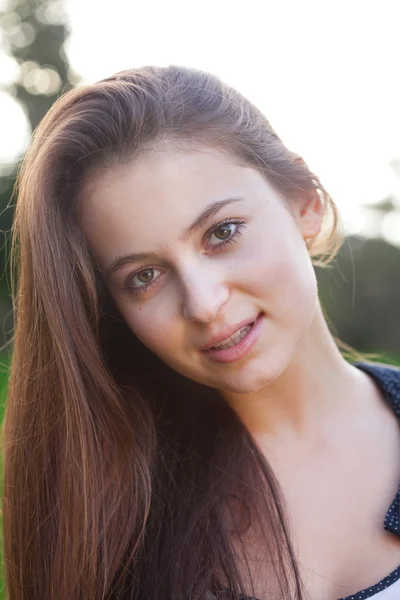 Porträt einer schönen jungen Frau im Freien — Stockfoto