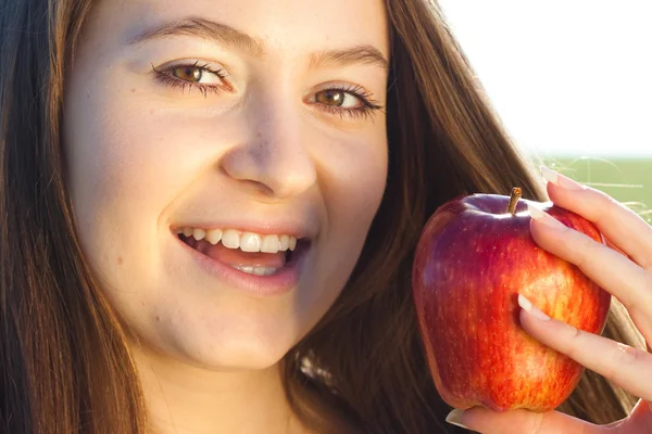 屋外の apple と美しい若い女性の肖像画 — ストック写真