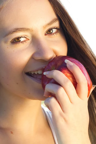 Portrét krásné mladé ženy s apple venkovní — Stock fotografie