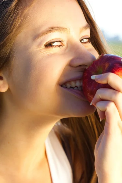 Portrét krásné mladé ženy s apple venkovní — Stock fotografie