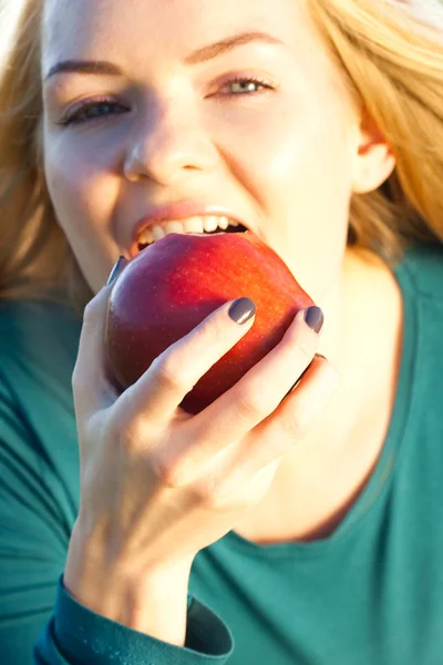 Ritratto di una bella giovane donna con mela all'aperto — Foto Stock