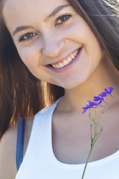 야외 꽃과 아름 다운 젊은 여자의 초상화 — 스톡 사진