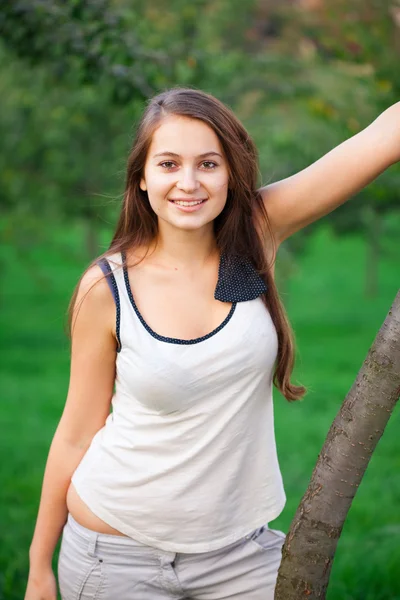 Gyönyörű fiatal nő állt a zöld fű — Stock Fotó
