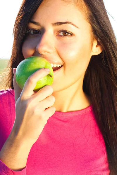 Πορτρέτο του μια όμορφη νεαρή γυναίκα με το μήλο εξωτερική — Φωτογραφία Αρχείου