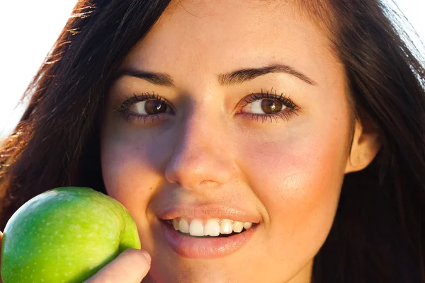 Portrait d'une belle jeune femme avec pomme en plein air — Photo
