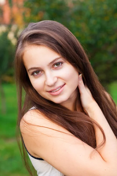 Portrét krásné mladé ženy venkovní — Stock fotografie