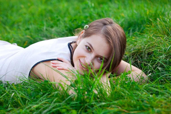 Retrato de una hermosa joven con flor al aire libre — Foto de Stock