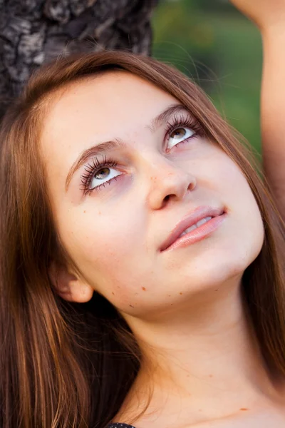 Portret van een mooie jonge vrouw buiten — Stockfoto