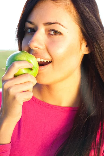Πορτρέτο του μια όμορφη νεαρή γυναίκα με το μήλο εξωτερική — Φωτογραφία Αρχείου