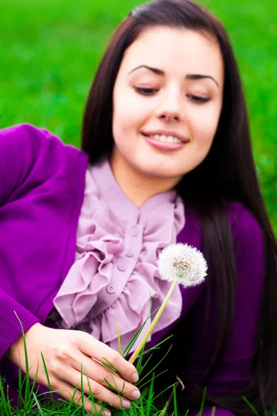 รูปภาพของหญิงสาวที่สวยงามที่มีดอกแดนดิไลอัน — ภาพถ่ายสต็อก