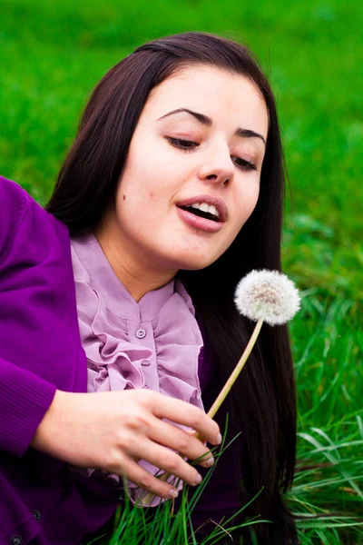 Portrait of a beautiful young woman with dandelion — Stock Photo, Image