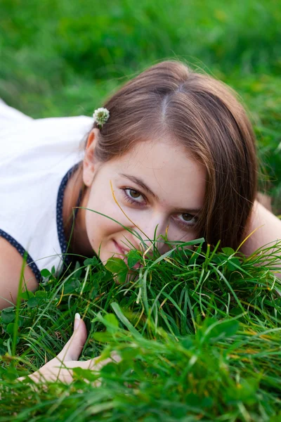 Porträtt av en vacker ung kvinna med blomma utomhus — Stockfoto