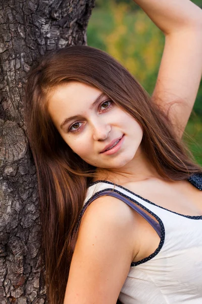 Retrato de uma bela jovem ao ar livre — Fotografia de Stock