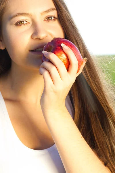 屋外の apple と美しい若い女性の肖像画 — ストック写真