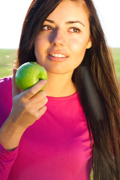 Apple açık olan güzel bir kadın portresi — Stok fotoğraf