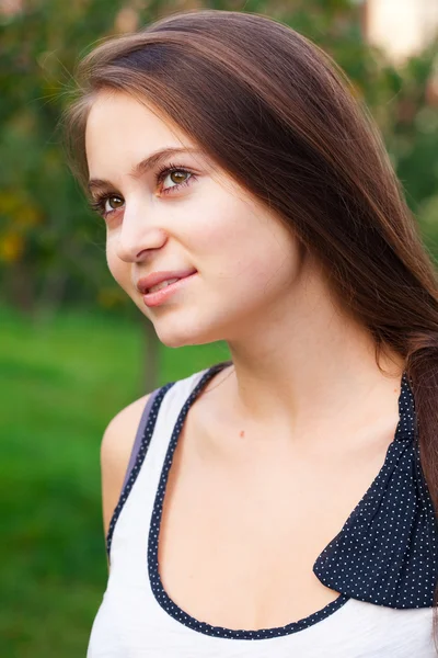 Porträt einer schönen jungen Frau im Freien — Stockfoto
